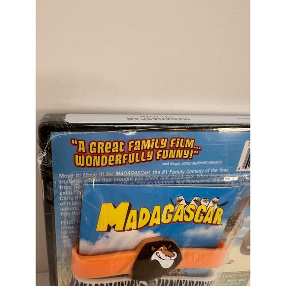 New Sealed Dreamworks Madagascar DVD W/ Bonus set of 4 Exclusive Wristbands - Picture 3 of 4